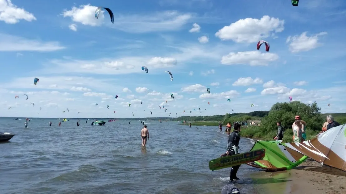Кайтеры на озере